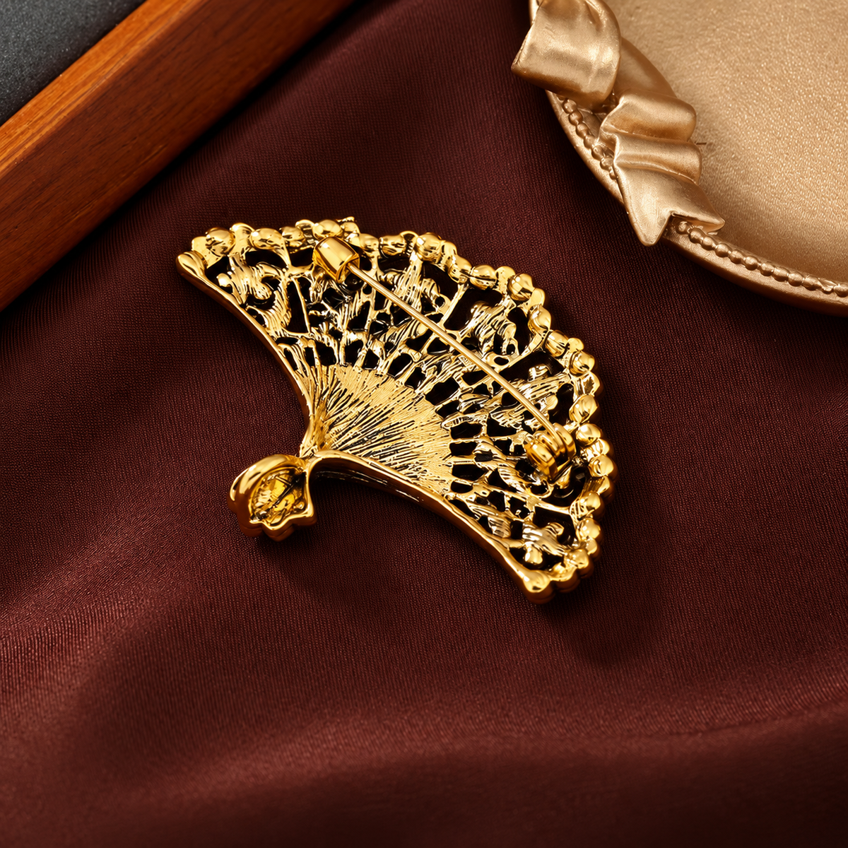 Broche éventail fleuri vue de dos, fermoir épingle