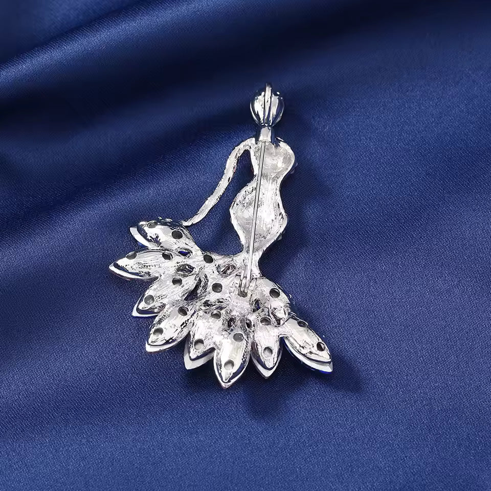 Broche femme élégante vue de dos, fermoir épingle