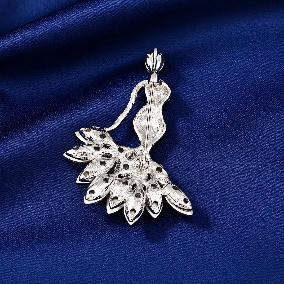 Broche femme élégante vue de dos, fermoir épingle