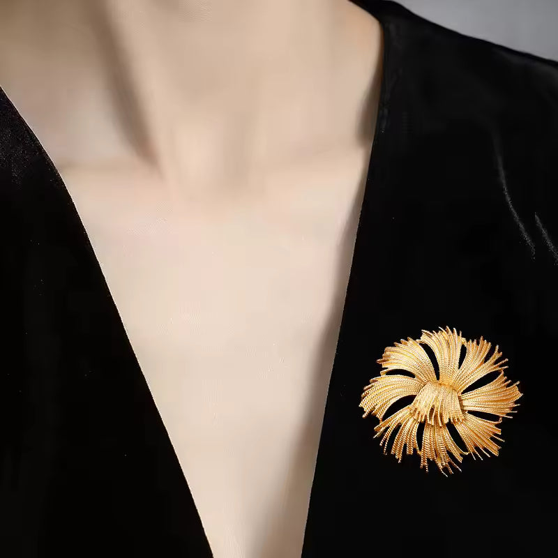 Broche feu d'artifice portée sur une tenue