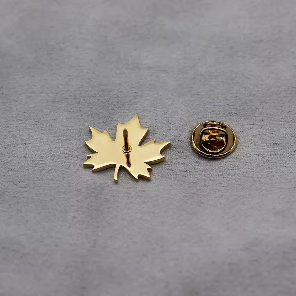 Broche feuille d’automne vue de dos, fermoir papillon