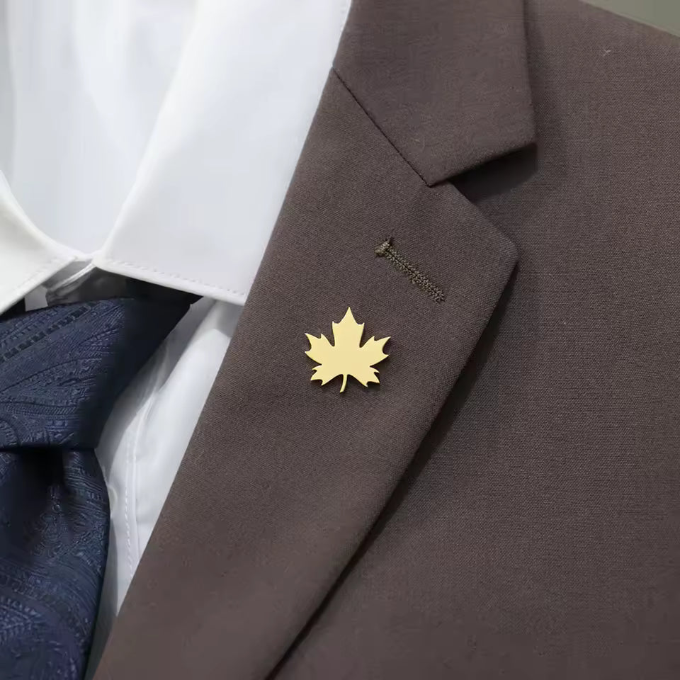 Broche feuille d’automne portée sur une tenue