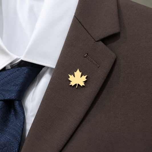 Broche feuille d’automne portée sur une tenue