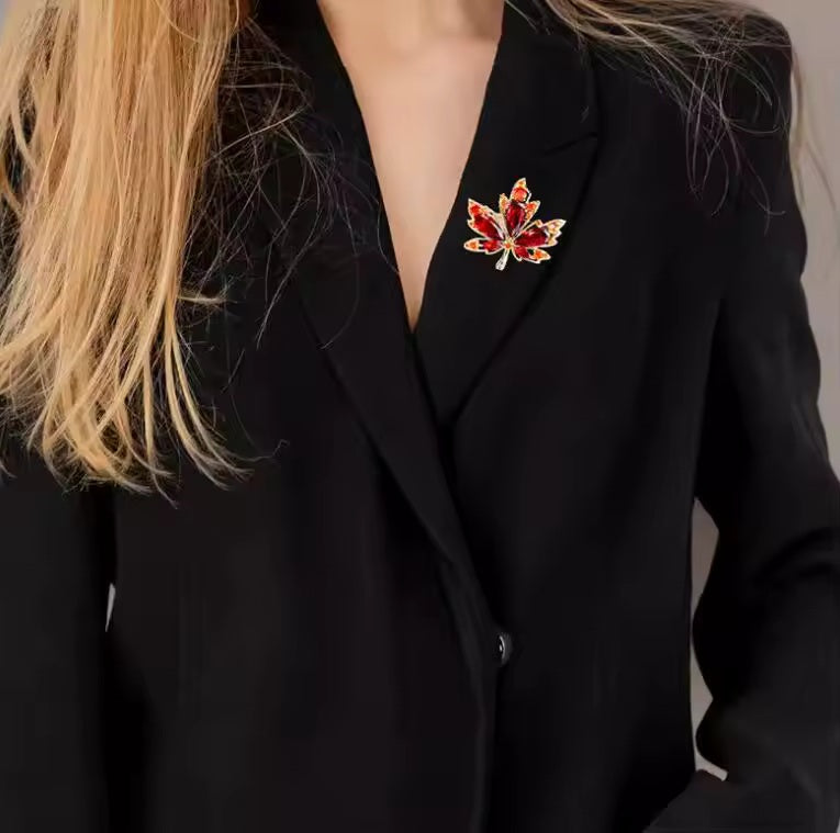 Broche feuille d’érable rouge portée sur une tenue