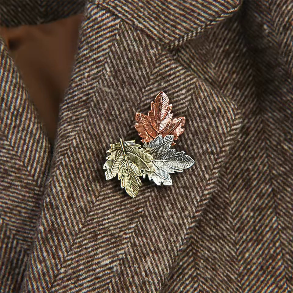 Broche feuille d'érable portée sur une tenue