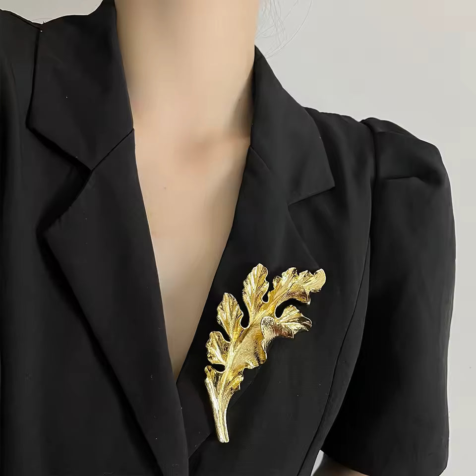 Broche feuille sauvage portée sur une tenue
