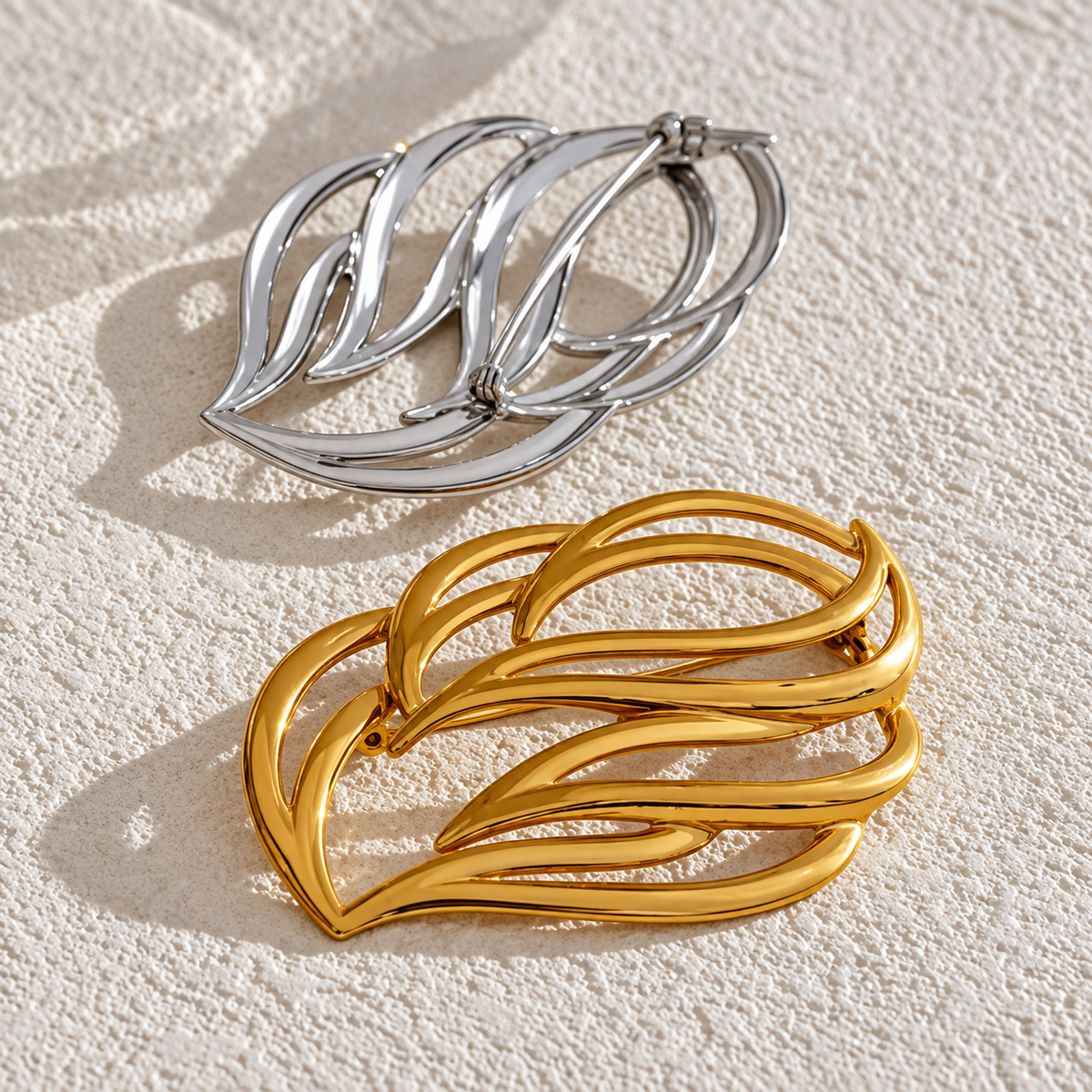 Broche flamme élégante vue de dos, fermoir épingle