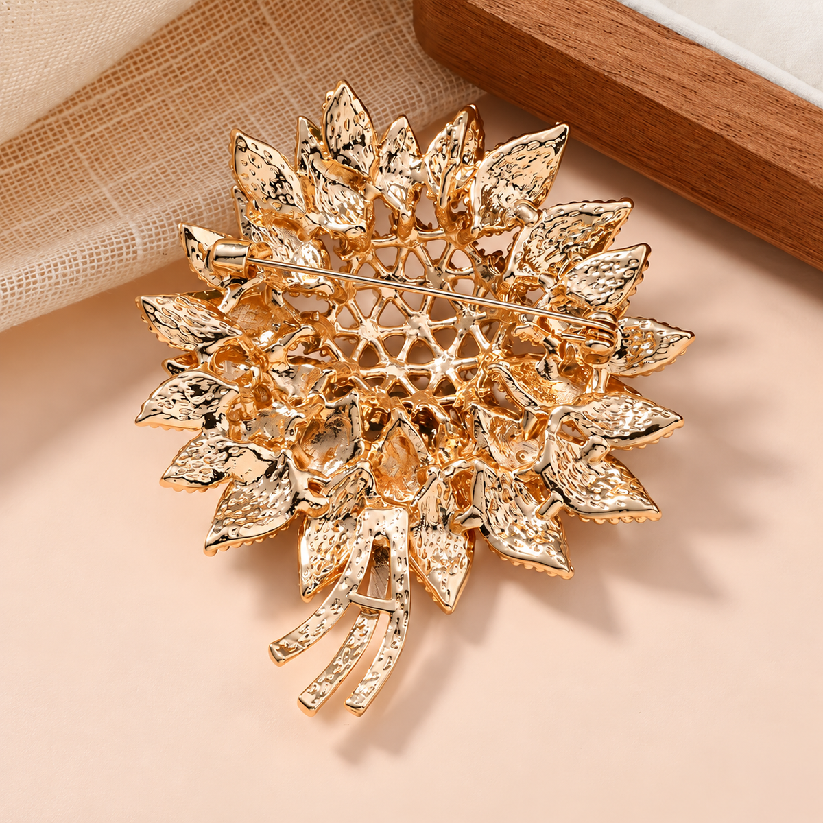 Broche fleur corail vue de dos, fermoir épingle