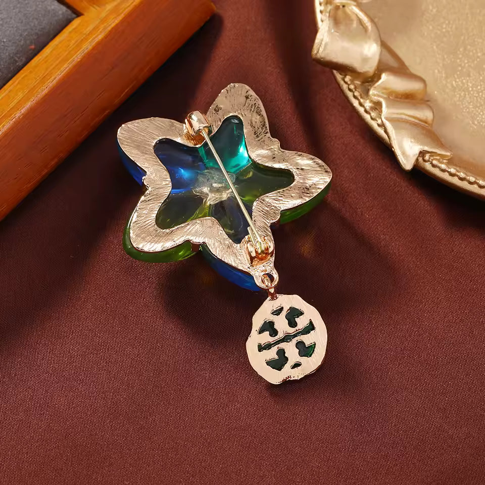 Broche fleur cristal vue de dos, fermoir épingle
