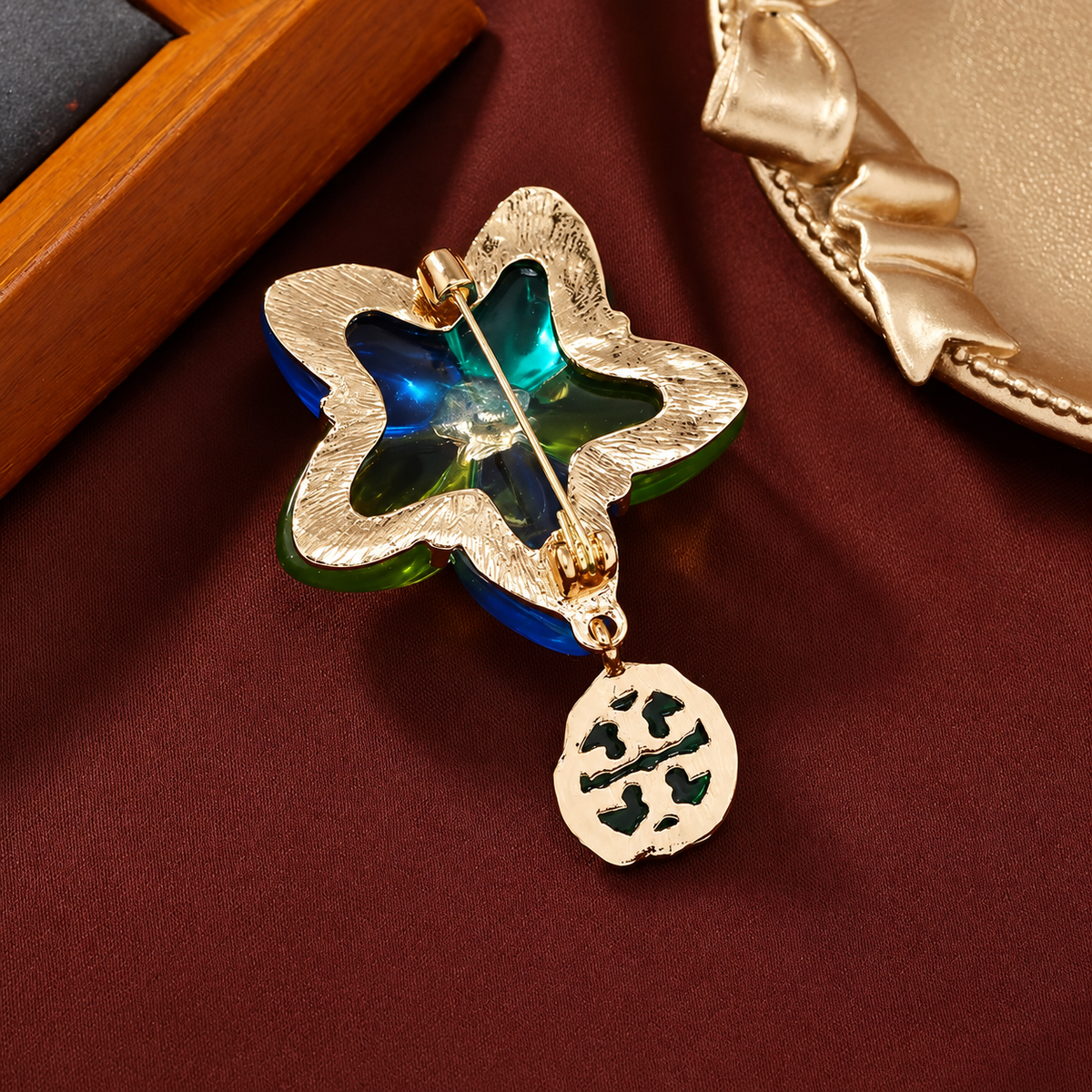 Broche fleur cristal vue de dos, fermoir épingle