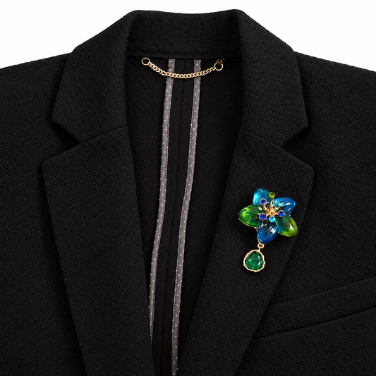 Broche fleur cristal porté sur une tenue