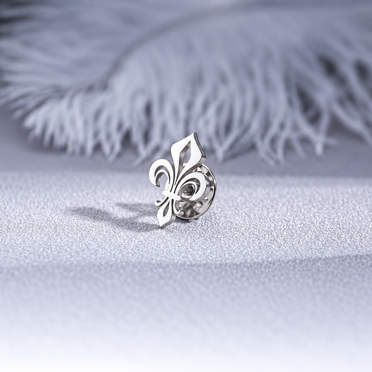 Broche fleur de lys, couleur argentée