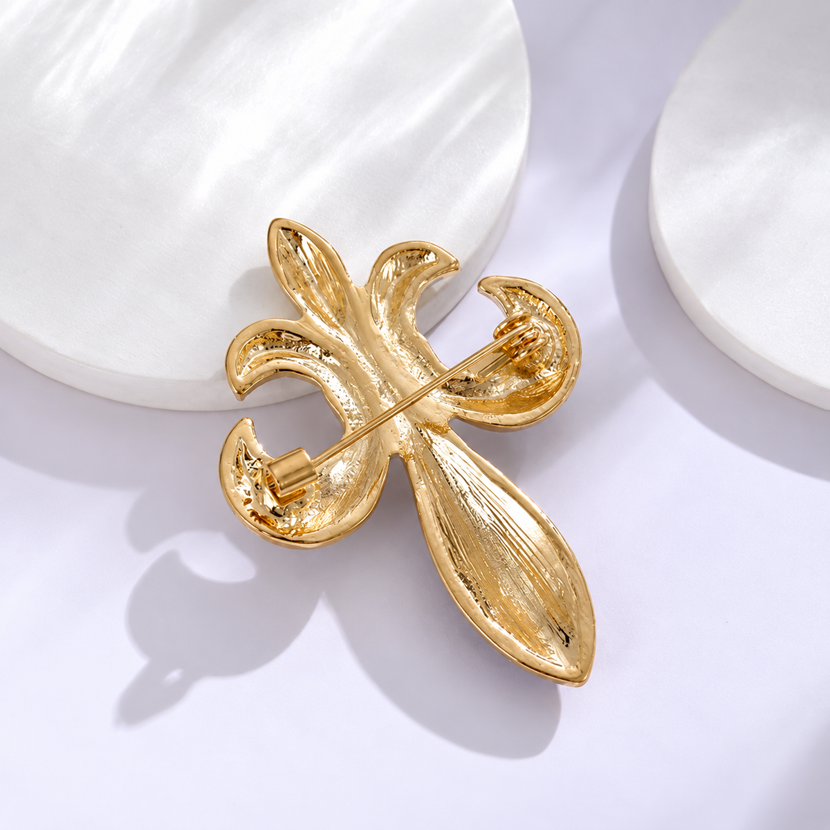 Broche fleur de lys éclatante, de dos