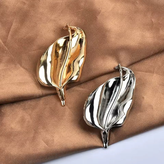 Broche fleur de lys métallique, vue complémentaire