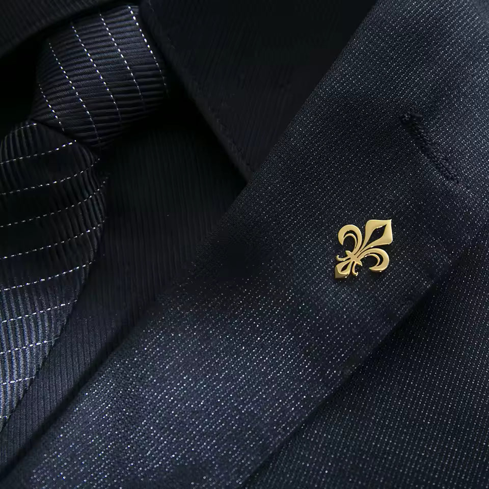 Broche fleur de lys portée sur une tenue