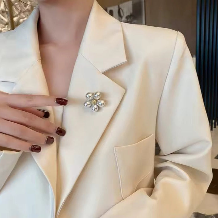 Broche fleur de perle portée sur une tenue