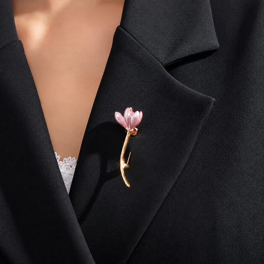 Broche fleur de rose portée sur une tenue