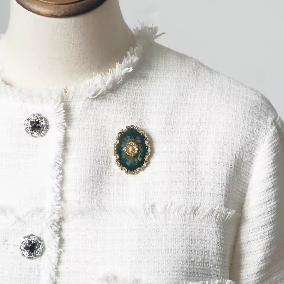 Broche fleur des abysses portée sur une tenue