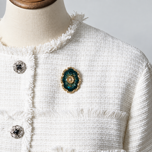 Broche fleur des abysses portée sur une tenue