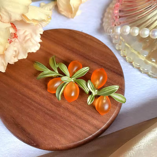 Broche fleur d'oranger portée sur une tenue