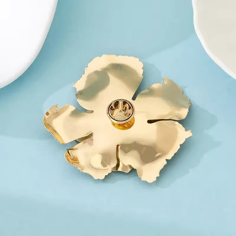 Broche fleur éclat d'or vue de dos, fermoir papillon