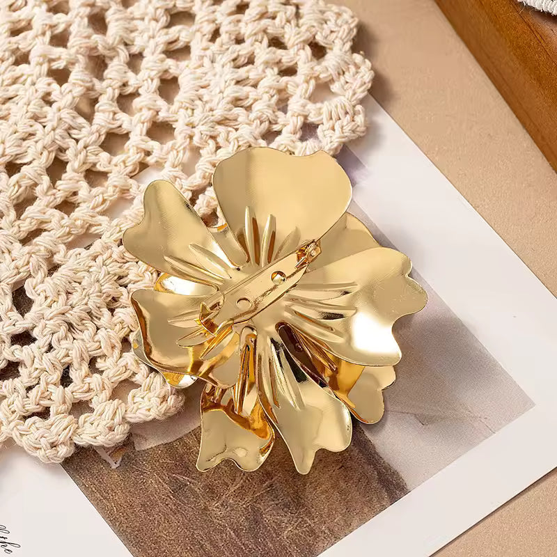 Broche fleur métallique vue de dos, fermoir épingle