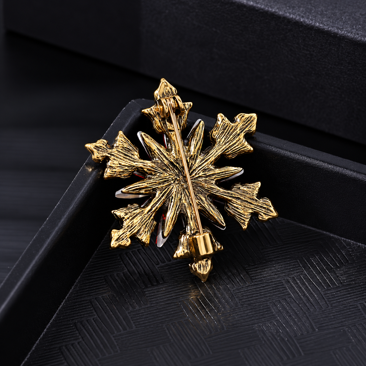 Broche flocon de Noël vue de dos, fermoir épingle