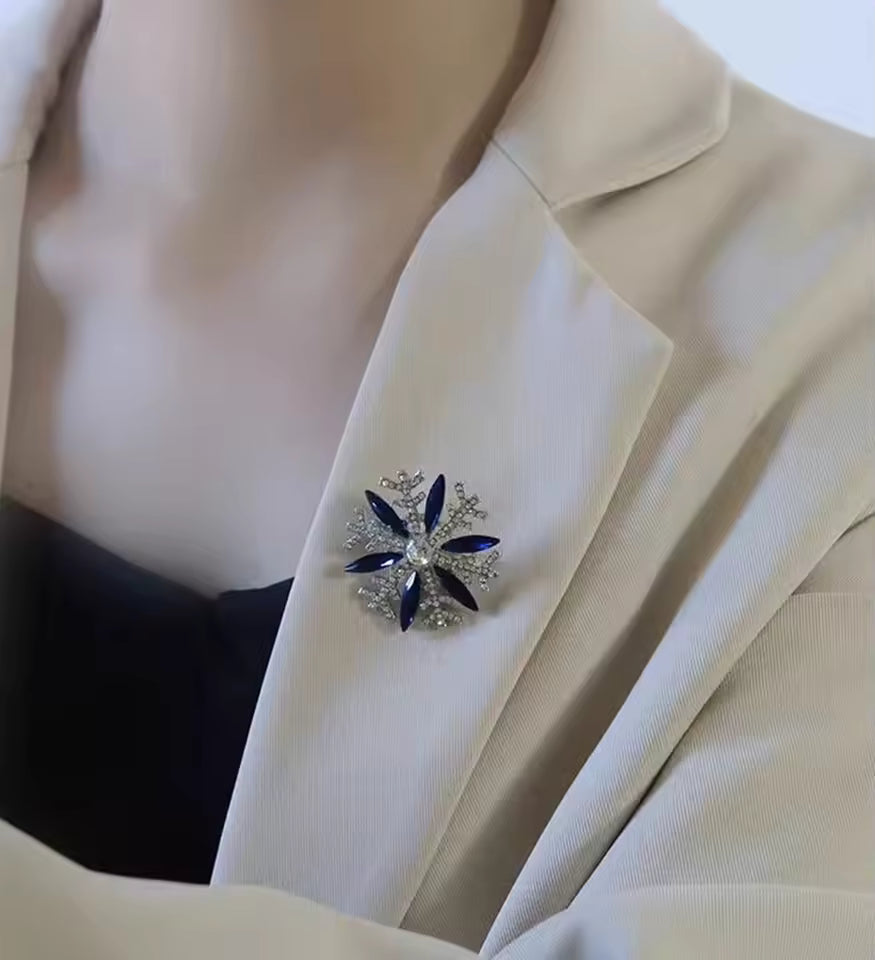 Broche flocon étincelant portée sur une tenue