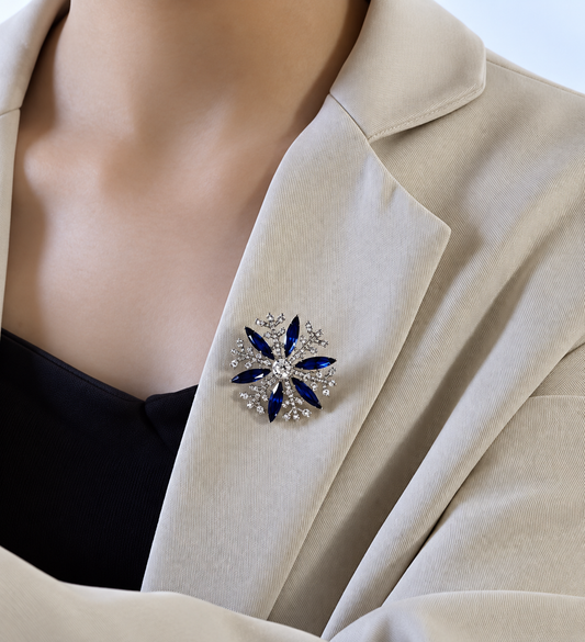 Broche flocon étincelant portée sur une tenue