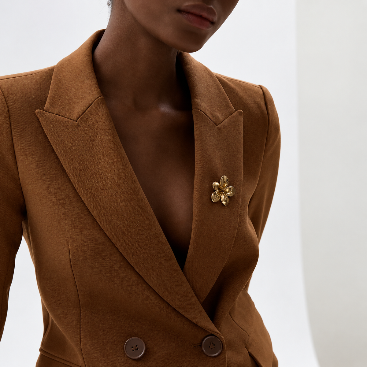 Broche floréa portée sur une tenue