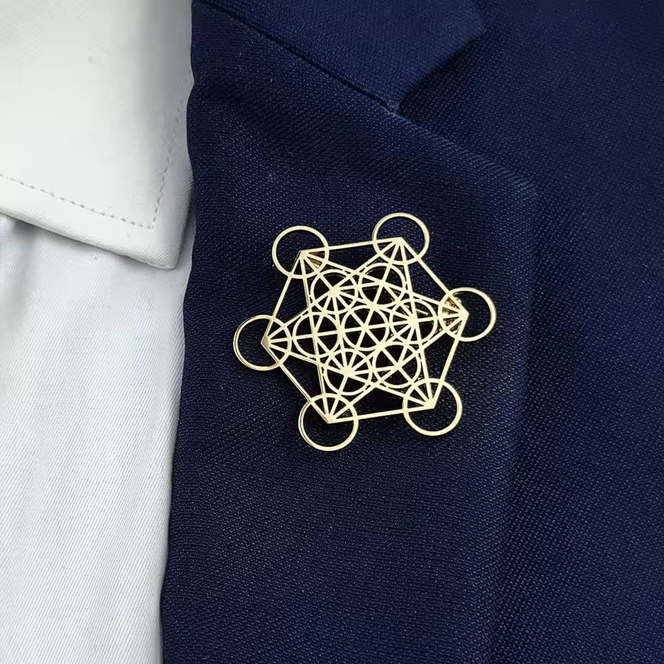 Broche géométrie divine portée sur une tenue