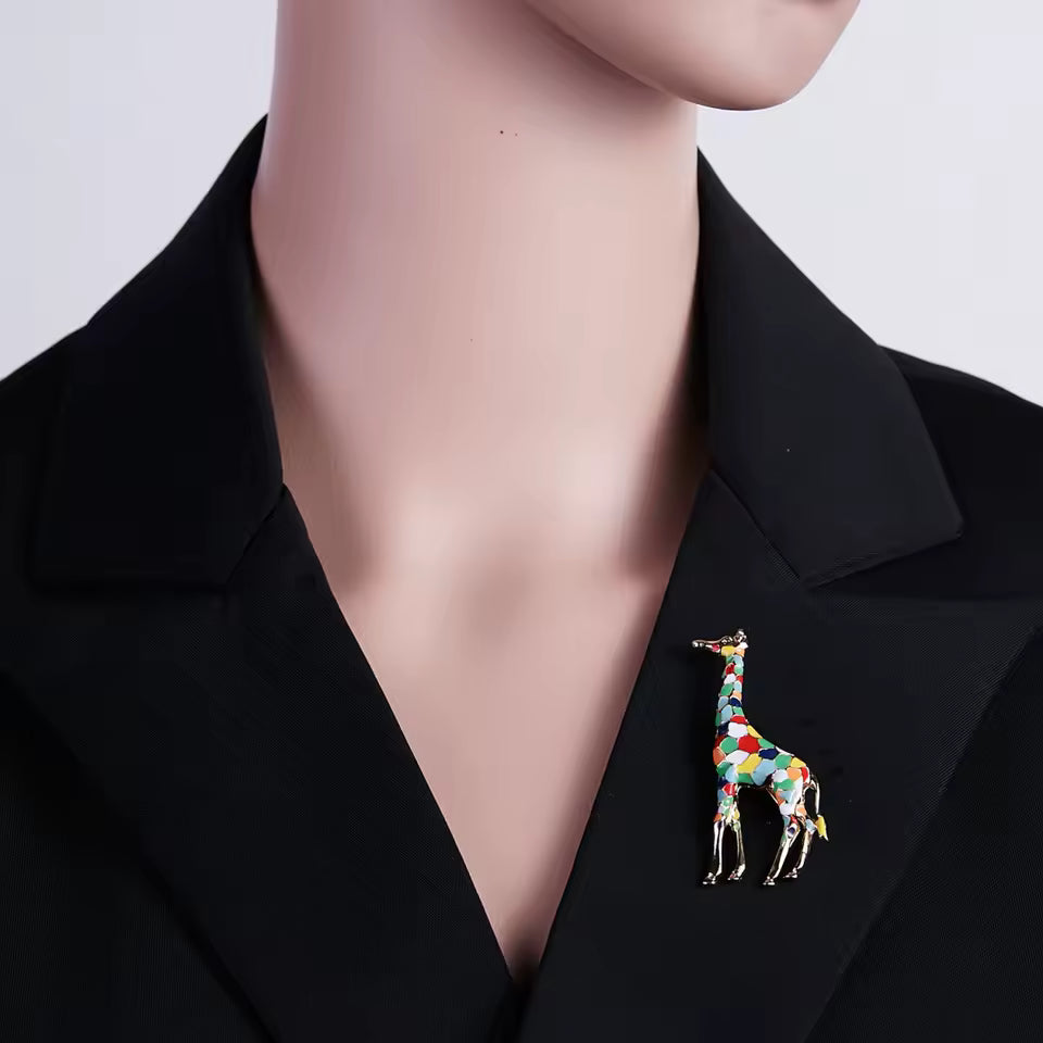 Broche girafe portée sur une tenue