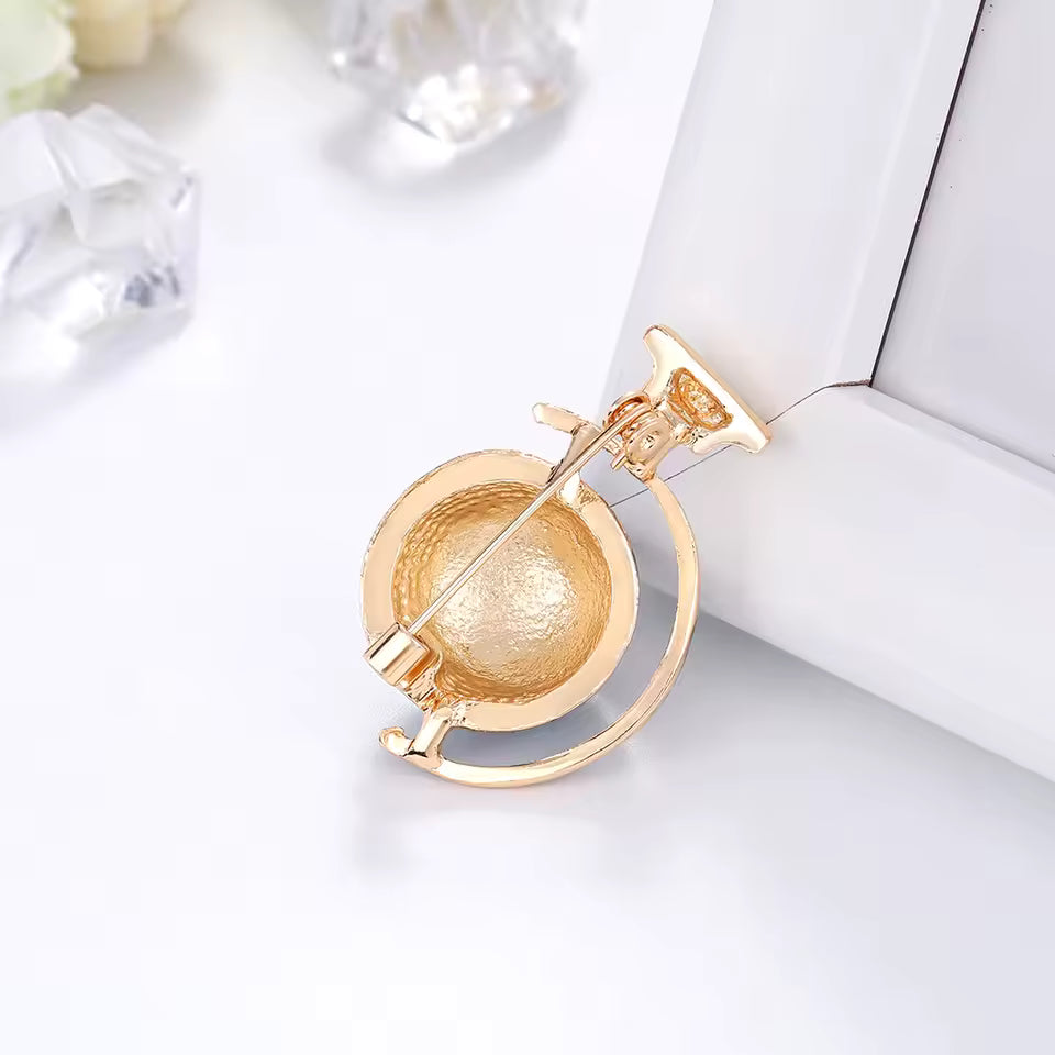 Broche globe terrestre vue de dos, fermoir épingle