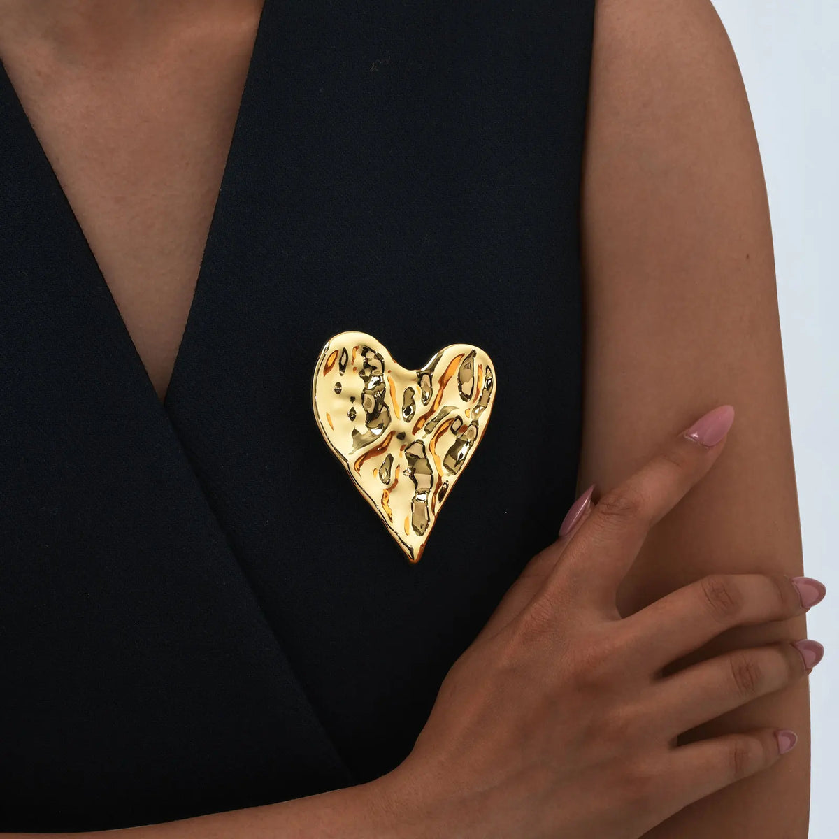 Broche Grand Cœur portée sur une tenue