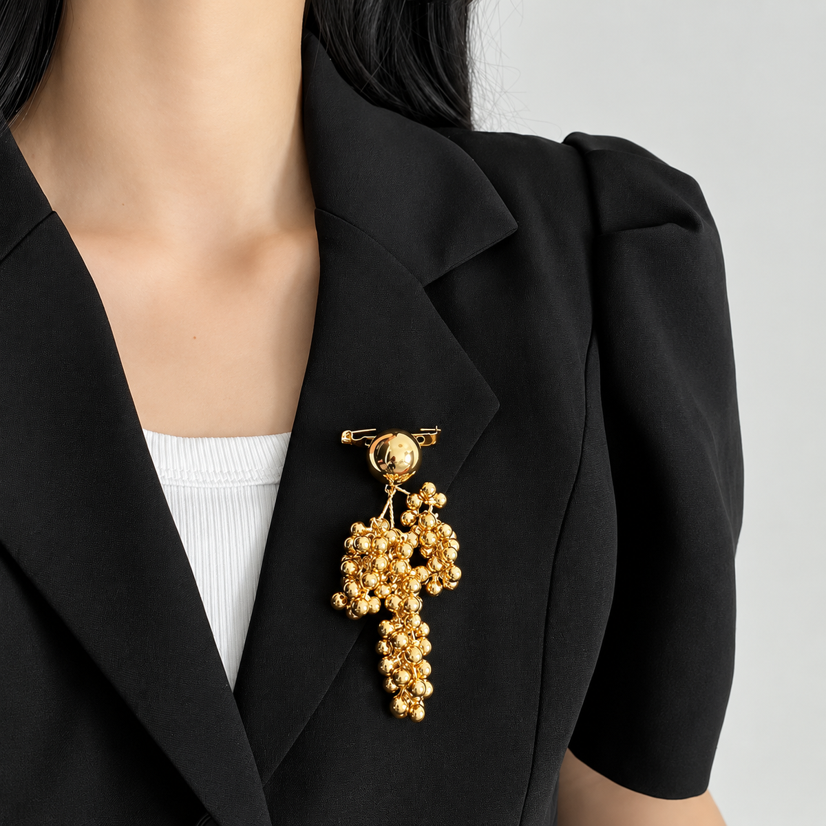 Broche grappe raisin portée sur une tenue