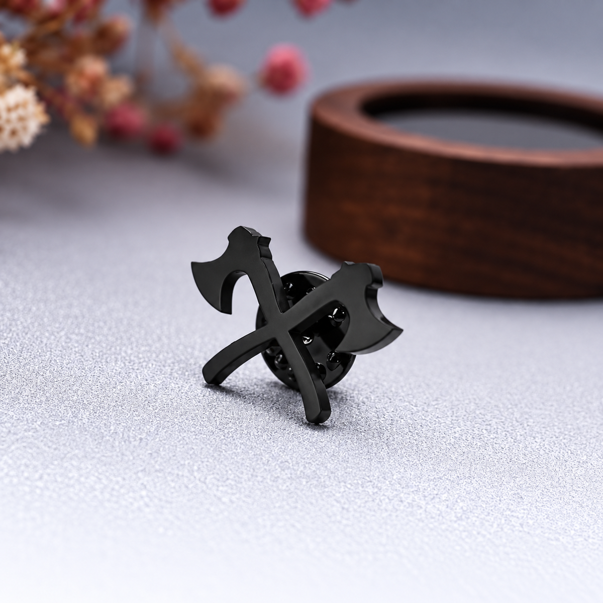 Broche haches croisées couleur noire