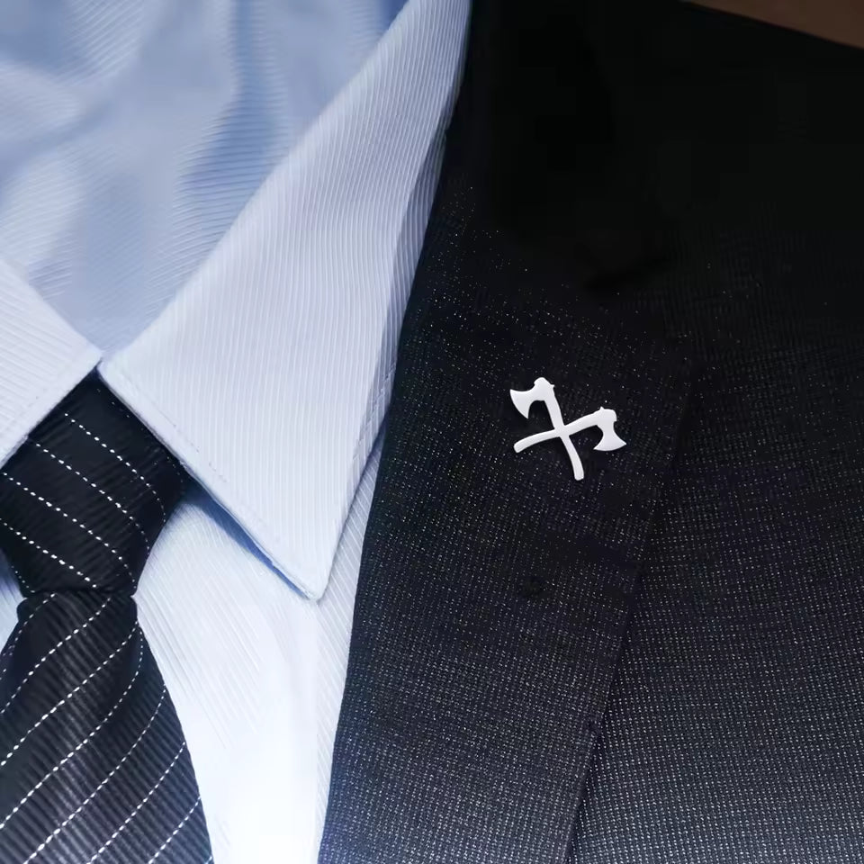 Broche haches croisées portée sur une tenue