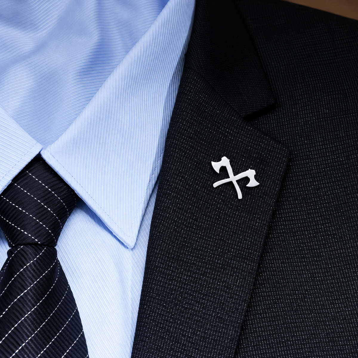 Broche haches croisées portée sur une tenue