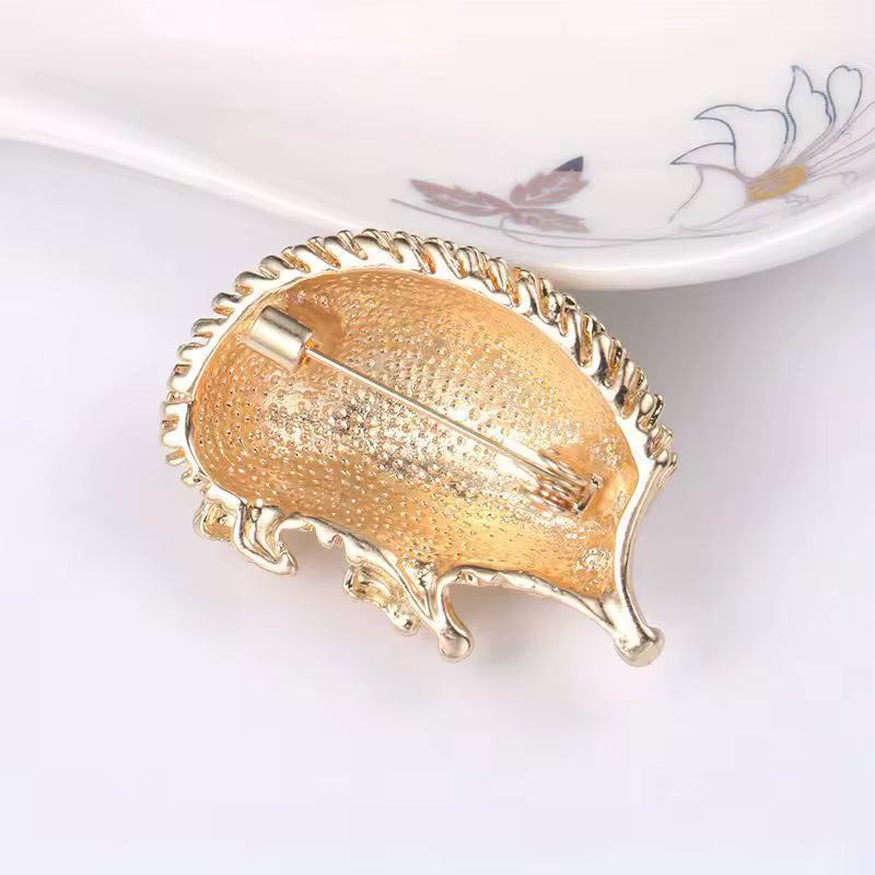 Broche hérisson strass vue de dos, fermoir épingle