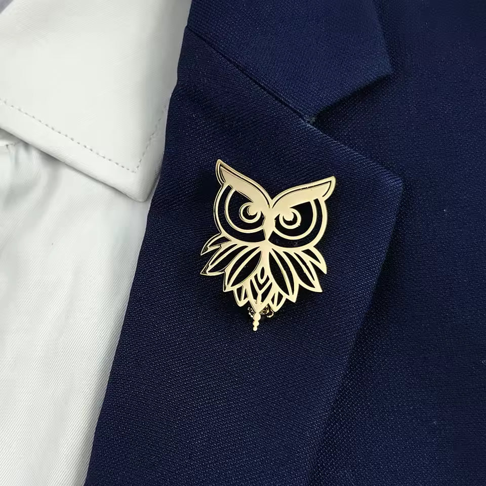 Broche hibou portée sur une tenue