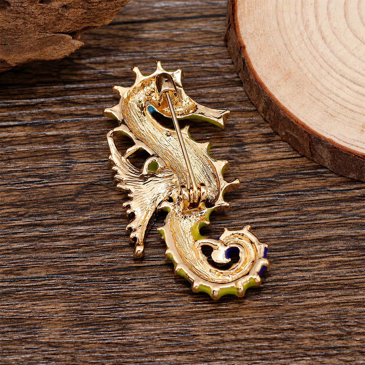Broche hippocampe élégant, de dos
