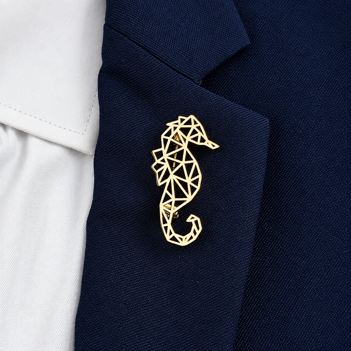 Broche hippocampe portée sur une tenue