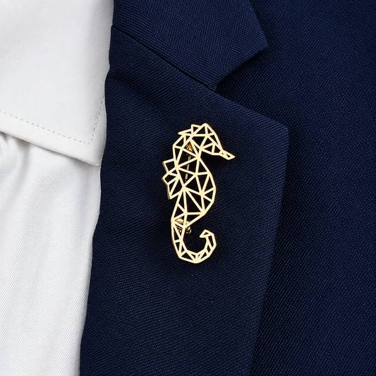 Broche hippocampe portée sur une tenue