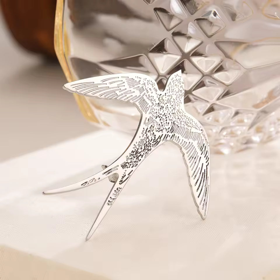 Broche hirondelle gravée, vue complémentaire 2