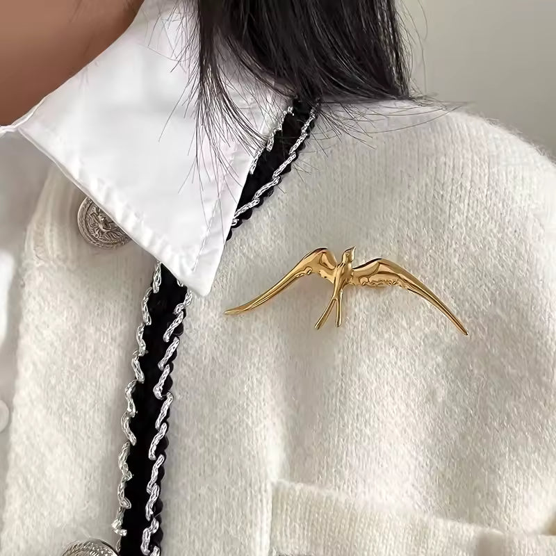 Broche hirondelle portée sur une tenue