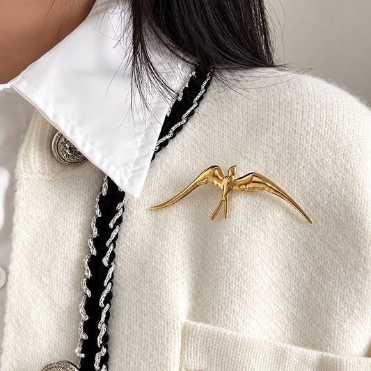 Broche hirondelle portée sur une tenue