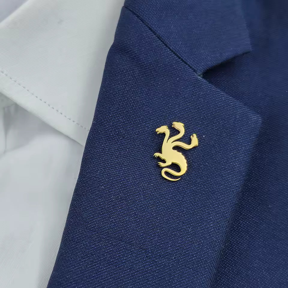 Broche hydre portée sur une tenue