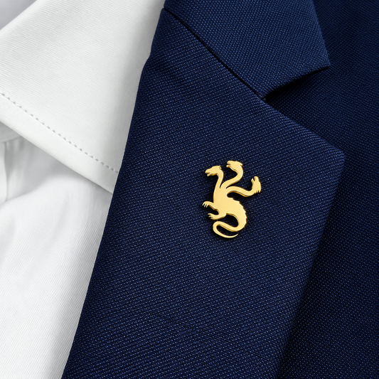 Broche hydre portée sur une tenue