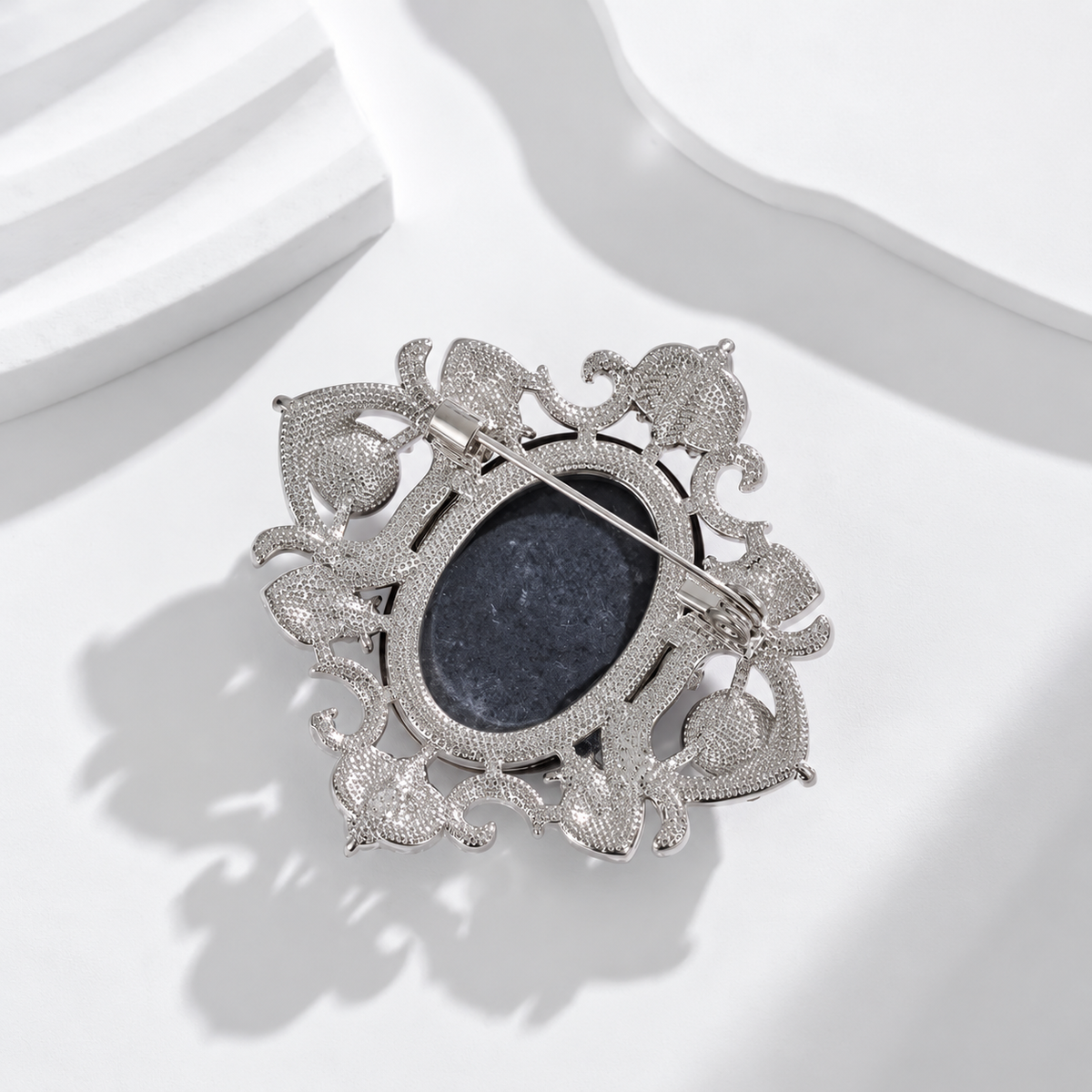 Broche impératrice de dos