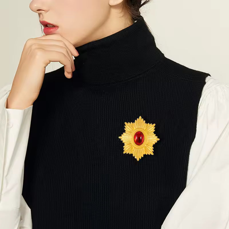 Broche impérial portée sur une tenue